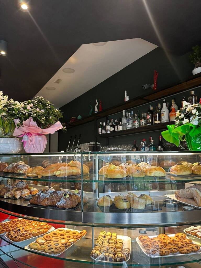 Tra un mondo di tristezze a Massalubrense apre un angolo di dolcezze. La Dolcevi Bar Pasticceria