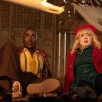 Nell'immagine Ncuti Gatwa nel ruolo del Dottore e Nicola Coughlan in quello di Joy per lo speciale di natale Doctor Who Joy to the World