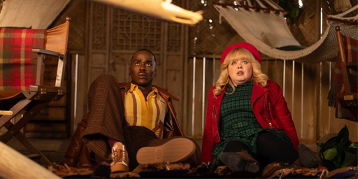 Nell'immagine Ncuti Gatwa nel ruolo del Dottore e Nicola Coughlan in quello di Joy per lo speciale di natale Doctor Who Joy to the World