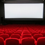 una sala cinematografica con le poltrone rosse