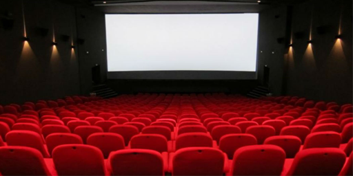una sala cinematografica con le poltrone rosse