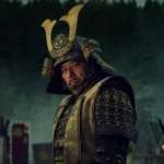 Un samurai della serie shogun veste l'armatura da guerra
