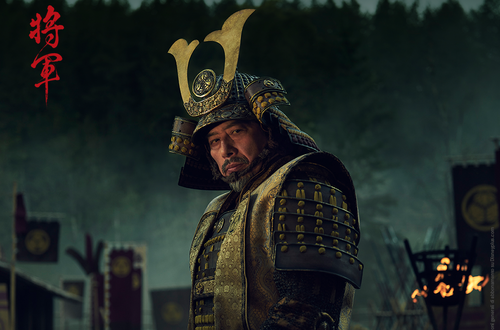 Un samurai della serie shogun veste l'armatura da guerra