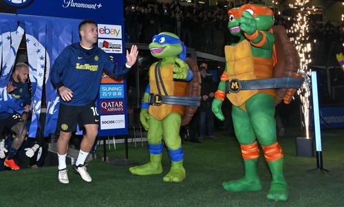 Le Tartarughe Ninja durante la partita di calcio Inter Genoa