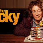 Nell'immagine Ruth Landry che interpreta Margo Martindale nella serie Prime Video The Sticky il grande furto