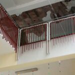 Crolla il soffitto in una scuola di Salerno: tragedia sfiorata, ma l’abbandono resta