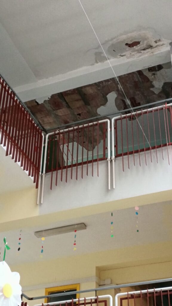 Crolla il soffitto in una scuola di Salerno: tragedia sfiorata, ma l’abbandono resta