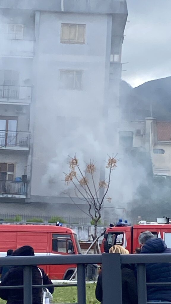 Incendio in appartamento a via Quaranta a Cava de’Tirreni, Le residenti trasportate in ospedale.