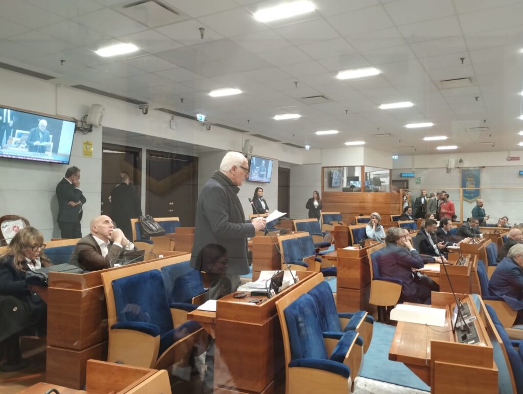 DAL CORPO DEI MALATI AL CUORE DELLA POLITICA. CAMPANIA, CONSIGLIO REGIONALE: IL RE È NUDO