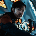 Nella foto Cassian il protagonista della serie Disney Star Wars Andor