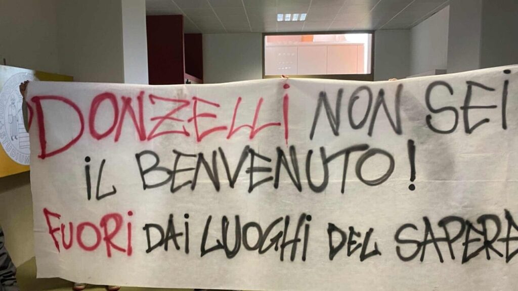 Università di Salerno, contestazioni contro Donzelli: tra blindature e accuse di censura