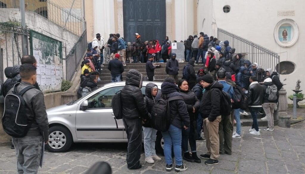 A Salerno le code all’ufficio  immigrazione  della Questura  sono interminabili, gli stranieri hanno diritto di non aver paura di essere cacciati