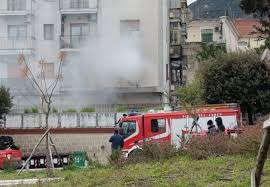 Ecco tutte le novità in merito all’incendio che ha devastato un’abitazione a Cava de’Tirreni, Sembra che il fuoco abbia trovato terreno fertile a causa di oggetti e vestiti accumulati negli anni.