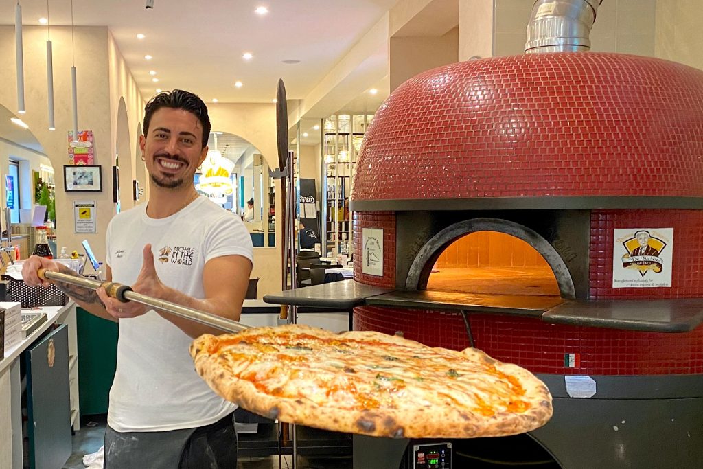 La pizza un cibo o un sogno Napoli patria della felicità e della Bellezza. Apre da Michele a Caserta