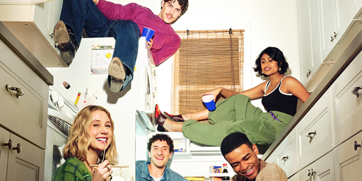 Nell'immagine Samir, Billie, Paul Baker, Issa e Anton i cinque protagonisti della nuova serie Original Fx di Disney Plus, una serie comedy per adulti.