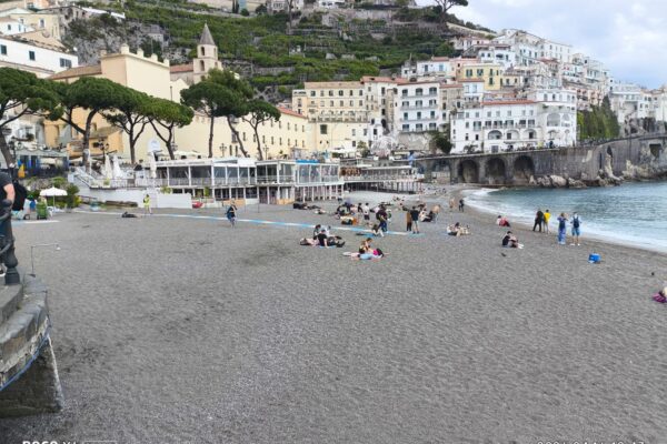Amalfi, stabilimenti balneari sotto sequestro: legalità tardiva o danno annunciato?