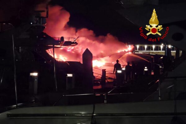 Salerno, Inferno al porto, yacht di lusso distrutto dalle fiamme al Marina di Arechi