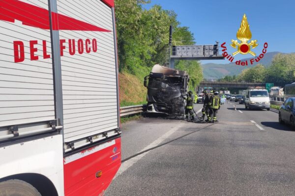 Fiamme sul raccordo Salerno-Avellino: autocarro in fiamme, traffico in tilt