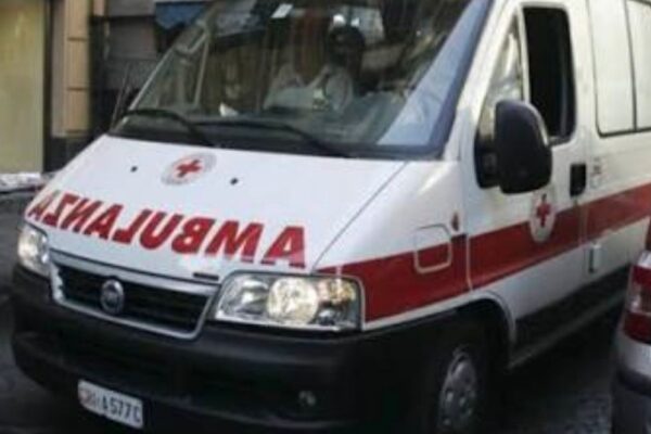 Angri, scopre il tradimento e aggredisce il marito nel sonno: arrestata