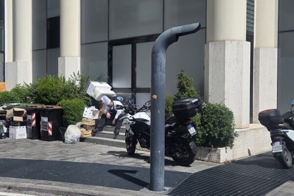 Salerno, Crescent aprono i ristoranti ma esplodono le polemiche: “MARCIAPIEDI INVASI DA RIFIUTI E VEICOLI”