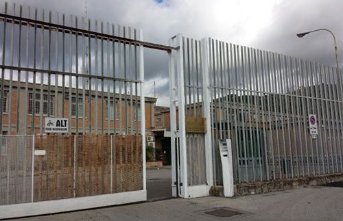 Salerno, Incendio nel carcere: otto agenti intossicati per salvare due detenute