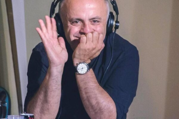 Pippo Pelo compie 60 anni: il traguardo dell’eterno ragazzo della radio