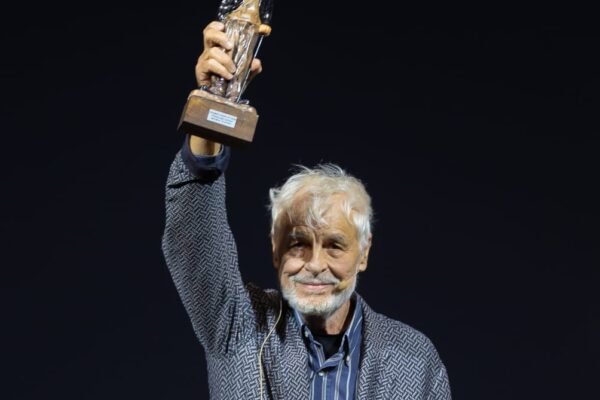 Premio Charlot, tripudio di risate ed emozioni al Verdi: Salerno celebra i suoi campioni dello spettacolo