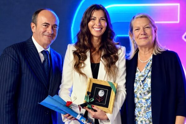 CLAUDIA CONTE RICEVE IL PREMIO FRATELLI DE FILIPPO