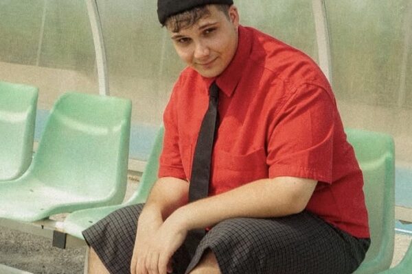 Da Simone Castelluccio a Via Mercanti: il viaggio di un cantautore emergente tra radici e futuro