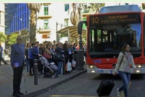 TRASPORTI PUBBLICI NEL CAOS, SALERNO OSTAGGIO DI RITARDI E TRAFFICO: «I CITTADINI NON POSSONO PIÙ ASPETTARE»